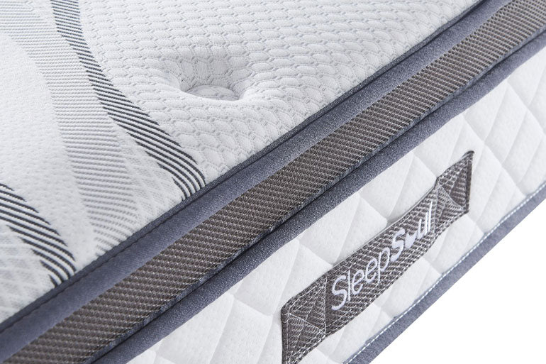 Close-up of Sleepsoul branded handle on mattress